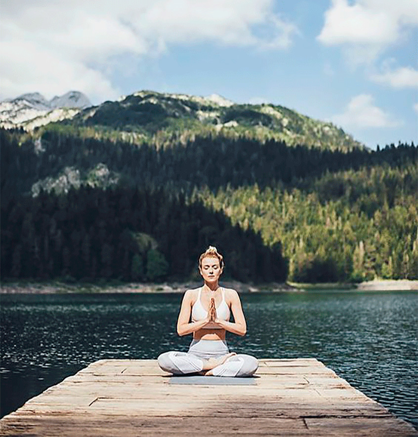Место для медитации. Девушка медитирует. Красивые места для медитации. Медитация на природе.