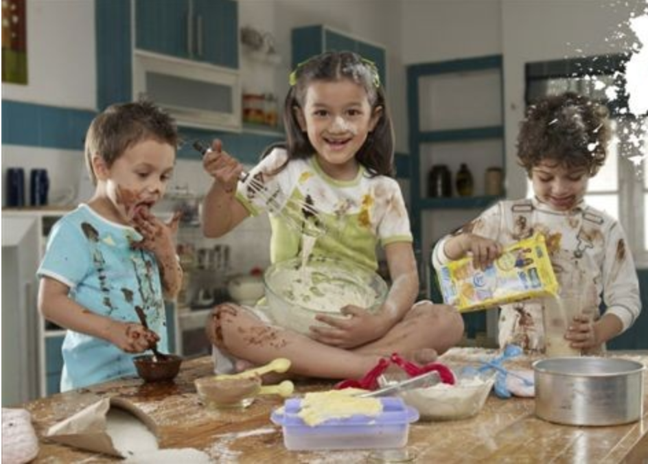 Made a mess. Children in the Kitchen. Big mess children Kitchen. Как выглядят 5 минут тишины. Child make a mess.