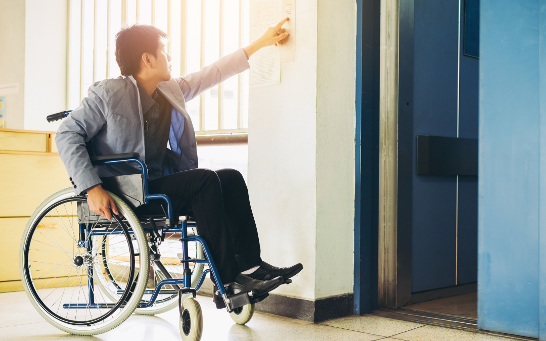 Мужчины будучи инвалидом. Кресло лифт для инвалидов. Лифт для инвалидной коляски. Человек в инвалидном кресле. Кабина лифта для инвалидов.